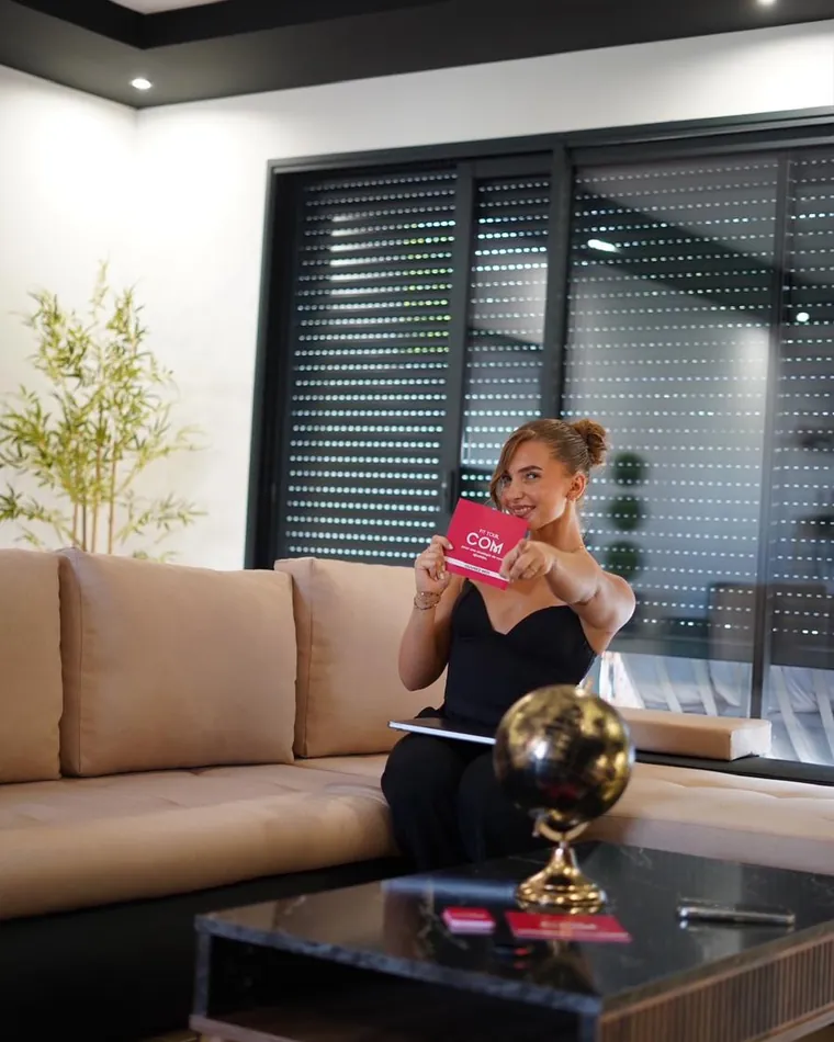 Louise arrivant à un rendez-vous client avec son ordinateur et sa plaquette