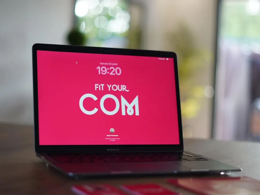 Poste de travail Fit Your Com, écran aux couleurs de la marque