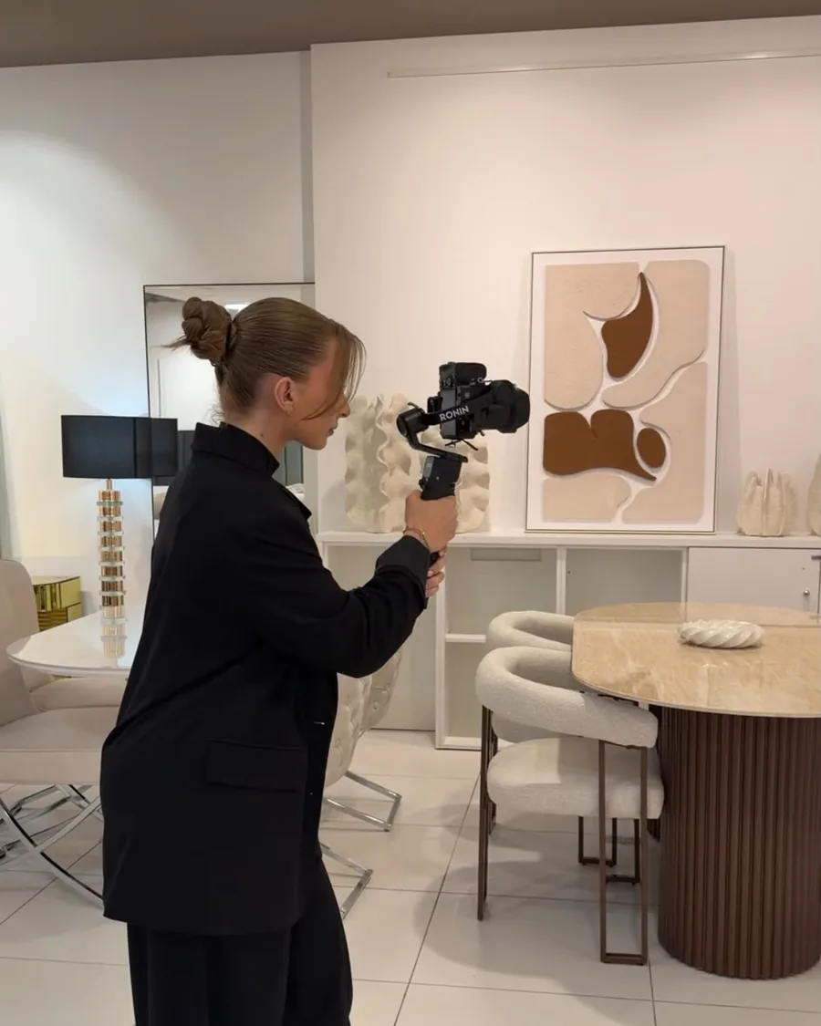 Louise en tournage dans un magasin de meubles, caméra sur stabilisateur